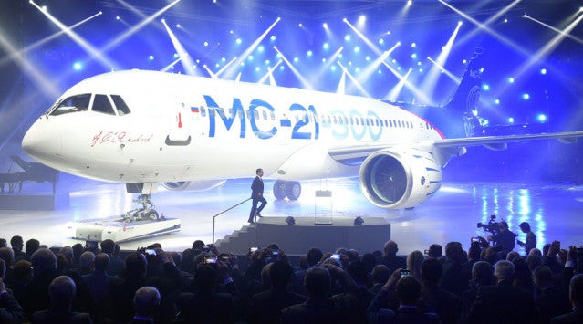 Το ρωσικό αεροπλάνο MC-21 που θα «σβήσει» Boeing και Airbus (βίντεο)